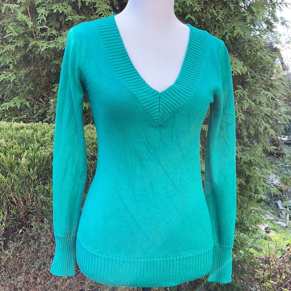 Active Basic V Neck Green Sweater - Picture 3 of 7